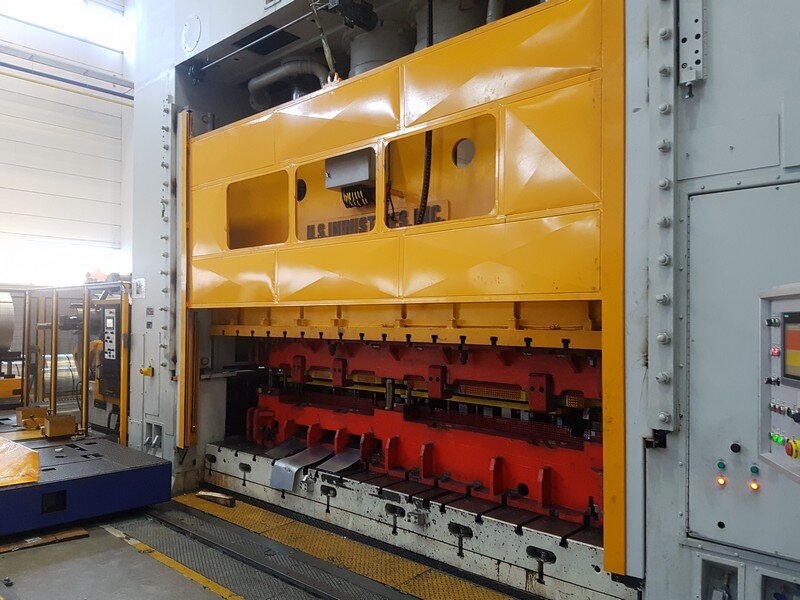 Endüstriyel Üretimde Otomasyon ile Verimlilik ve Güvenlik 2 pres atölyelerinde kullanılan güvenlik odaklı pres muhafaza sistemleri ve otomasyon ekipmanları