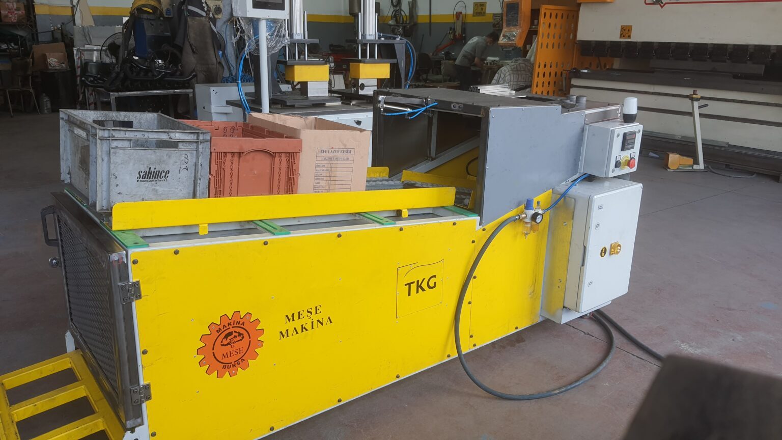 How Can Quality and Safety Be Ensured Together in Machinery Manufacturing? 3 Automatic box loading machine used in an industrial production area