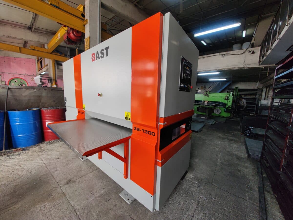 The Role of Automatic Thickness Measurement Systems in Sheet Metal Straightening Machines 3 BAST 38-1300 sheet metal straightening machine installed in an industrial workshop