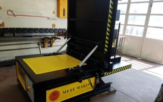 Hydraulic coil upender machine for controlled turning of heavy industrial loads