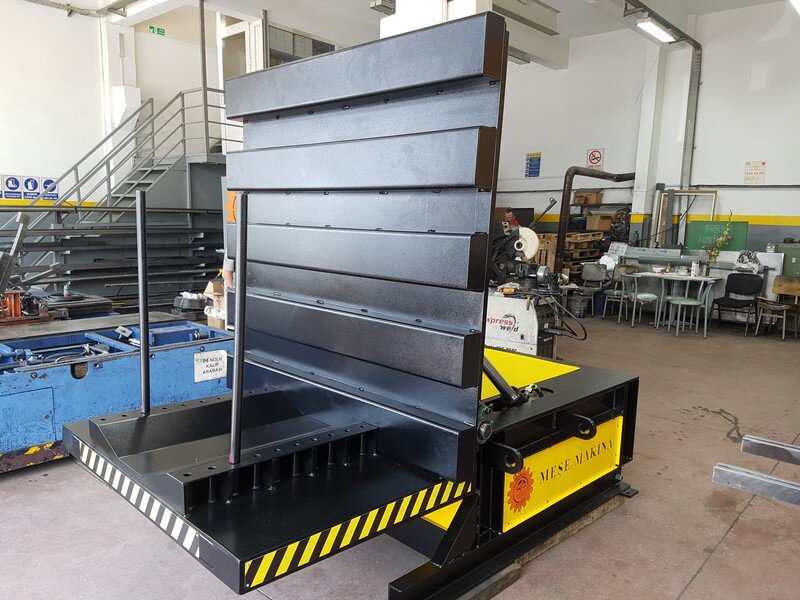Mechanical coil upender machine manufactured by Meşe Makina