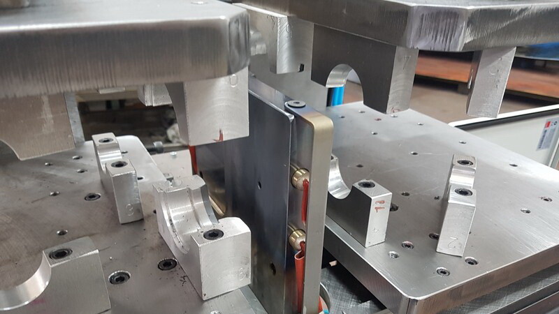 Why Are Mold and Temperature Control Critical in Automotive Plastic Processing Machines? 3 Heating tool and part clamping fixtures on a pipe welding machine